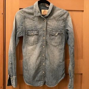 Vintage Levi’s denim button down shirt.